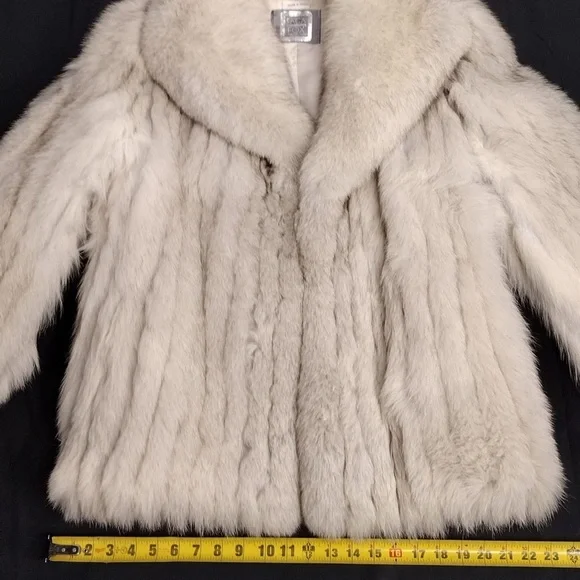 SAGA FOX Elegant White Fur Coat size L pre owned Exellent condition